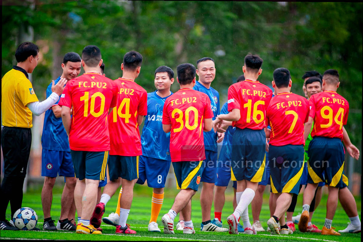 折页纸张边缘与印刷细线层叠构成的抽象几何纹样，色调偏奶油与晨雾青